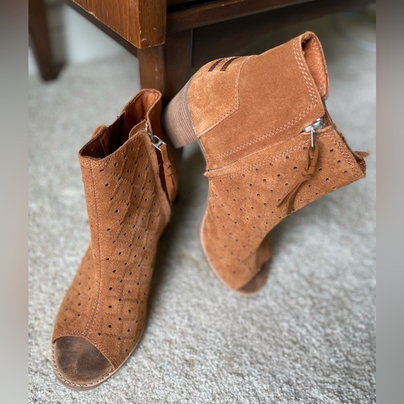 TOMS Majorca chestnut brown suede perforated peep-toe ankle boots with fringe - Picture 2 of 9